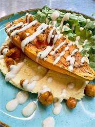 Запеченный батат с хумусом и капустой 10391